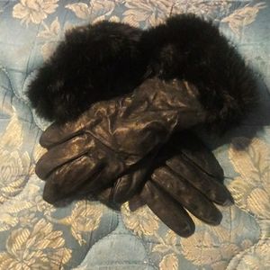 Black leather and rabbit fur gloves